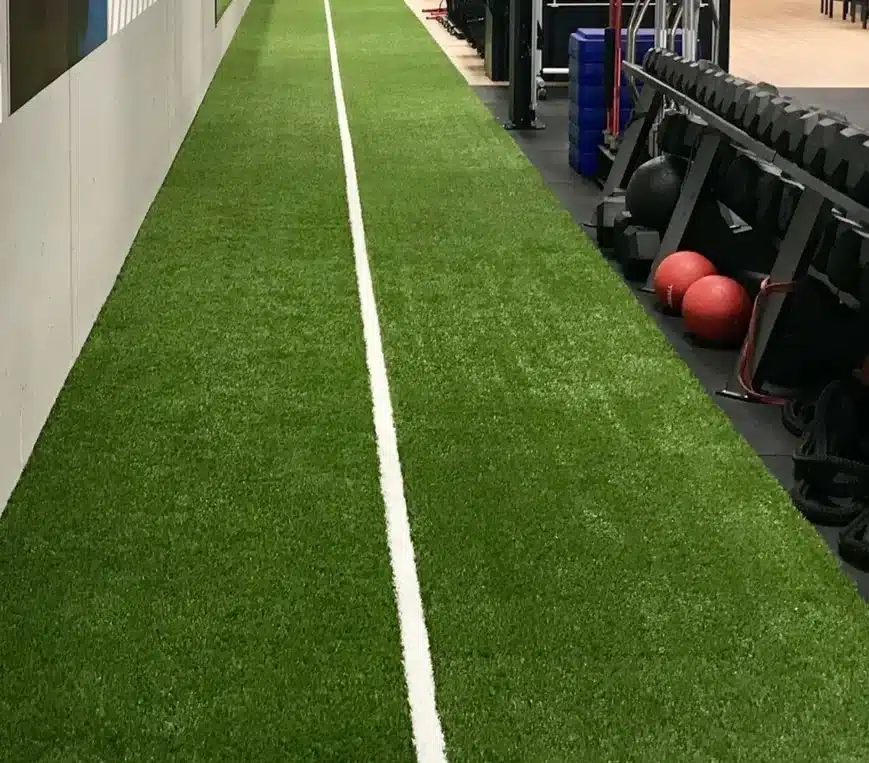 Césped artificial de color en gimnasio