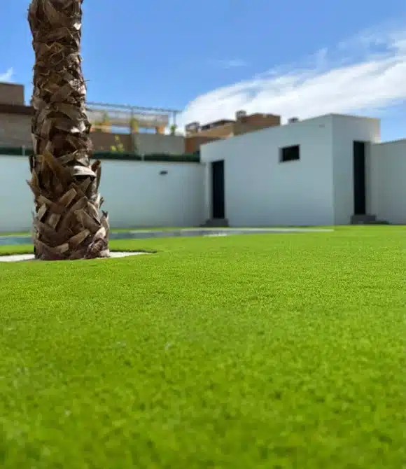 casa con cesped artificial sur grass 38 milimetros