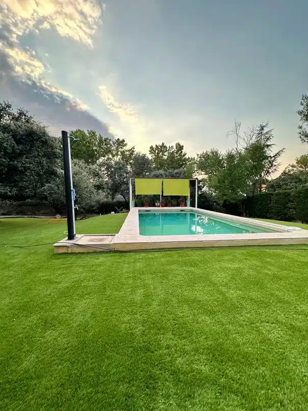 casa con cesped artificial sur grass 38