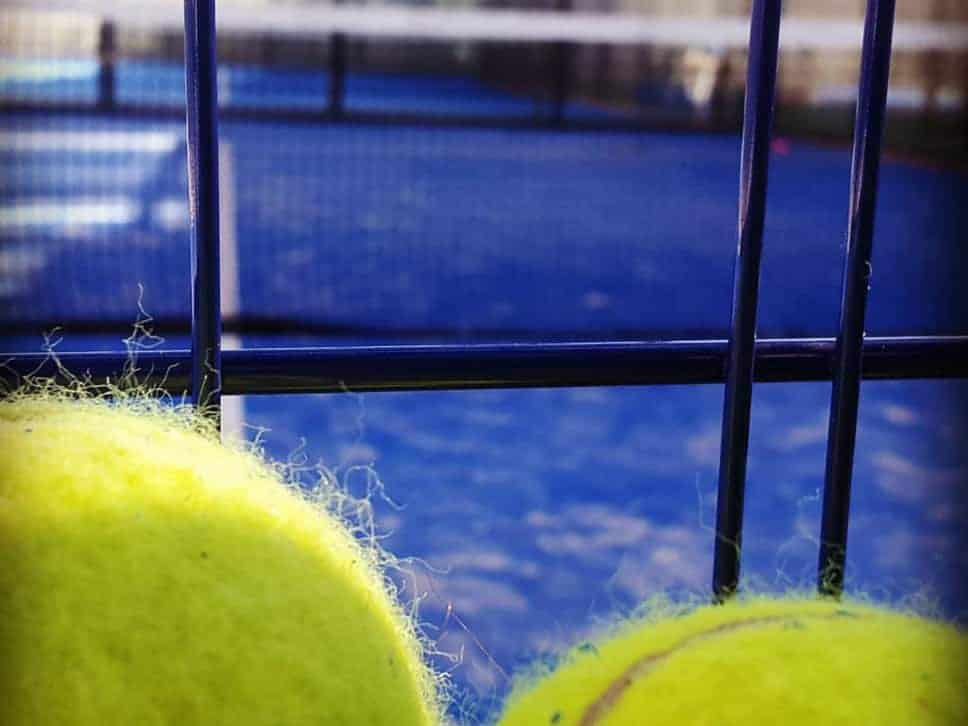 cesped-artificial-ista-padel-bolas-tenis