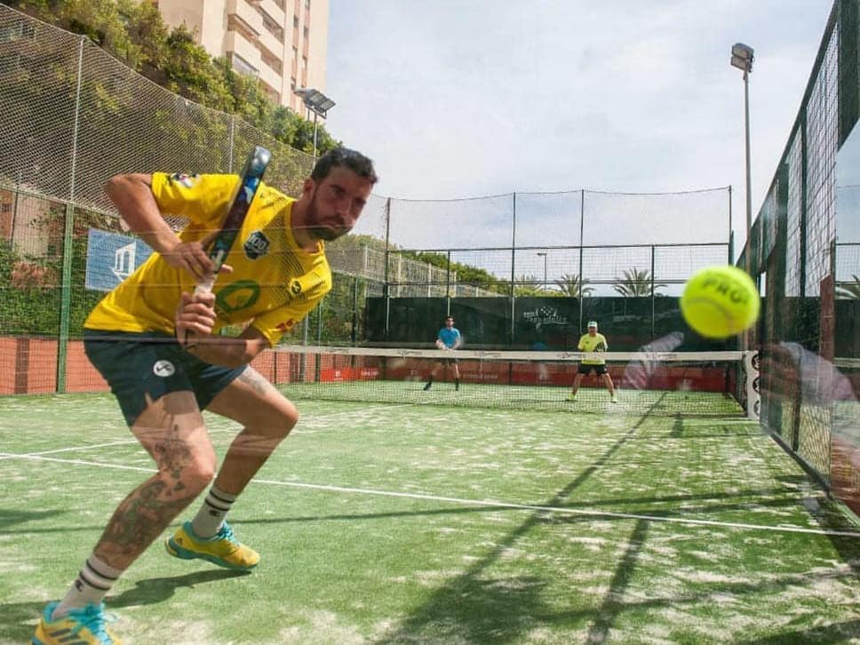 cesped-artificial-ista-padel-golpear-pelota