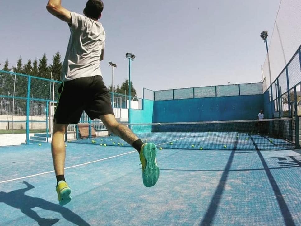 cesped-artificial-ista-padel-salto.raqueta